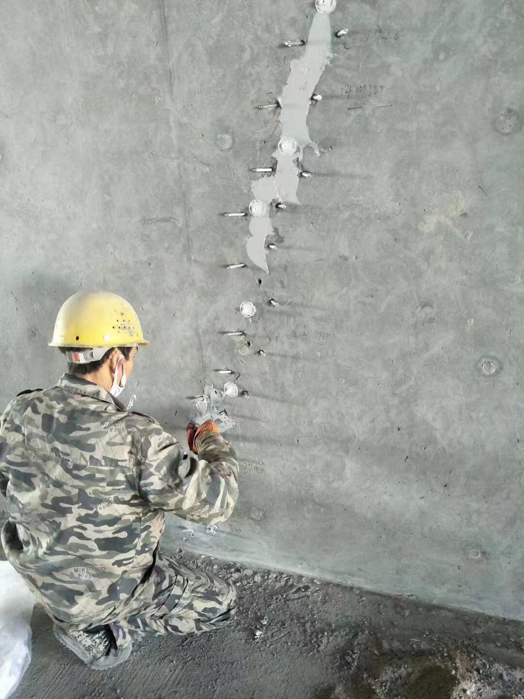 赣县混凝土楼板裂缝加固施工的方案