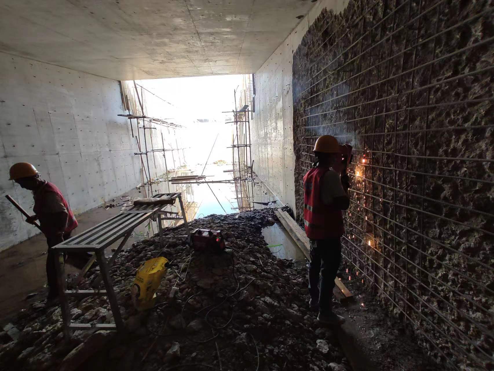 赣县挖断承重墙导致楼体开裂，加固施工方案出炉